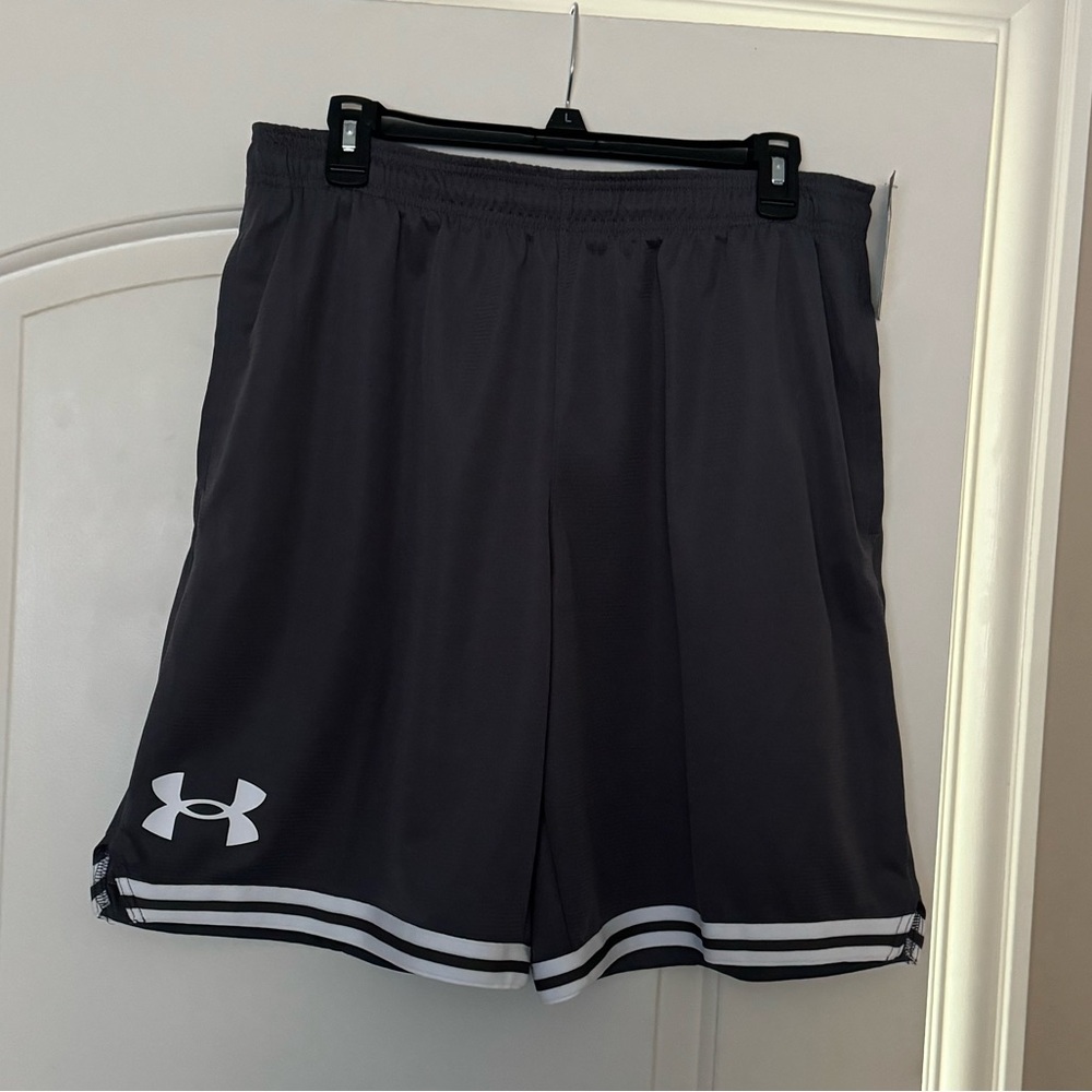 Brand new”Under Armour”shorts with pockets for men.Size-L,color-gray/white.🤍